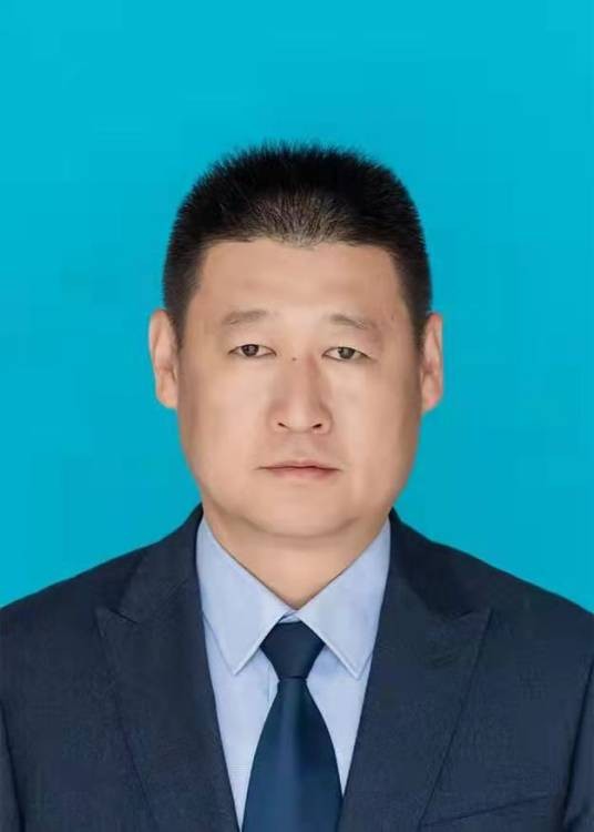 何冬华（宁夏固原市原州区政府党组成员、副区长）