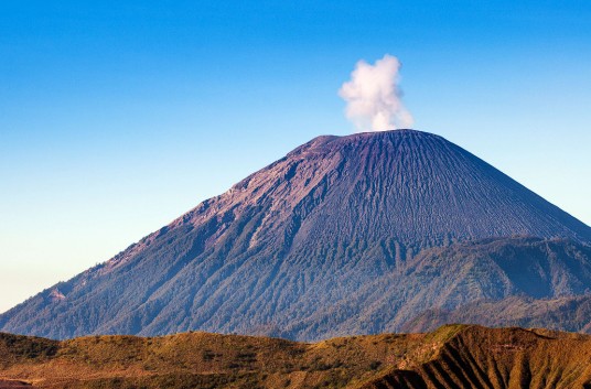 塞梅鲁火山