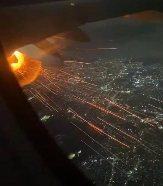 8·23墨西哥飞往美国航班发动机起火事故