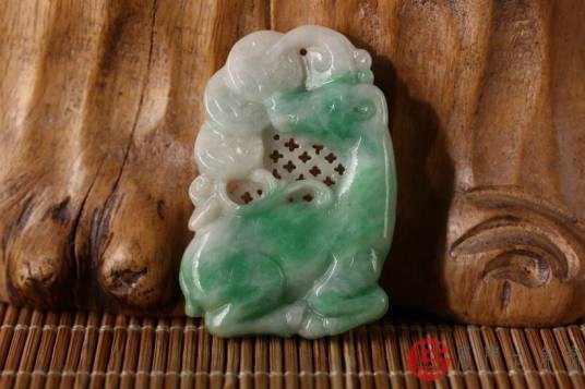 白底青翡翠