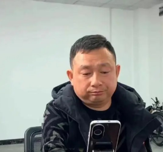 李丰强（湖北某游泳设施公司董事长）