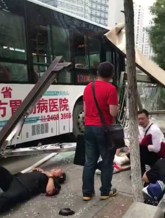 7·2沈阳公交车冲上站台事故