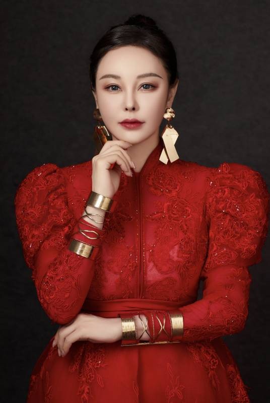 石梅（中国青年女歌唱家、中国民主建国会会员、中国音乐家协会会员、中国杂技家协会会员、世界杰出华人艺术家）
