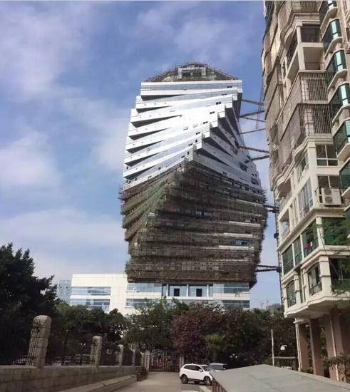 拧麻花大楼