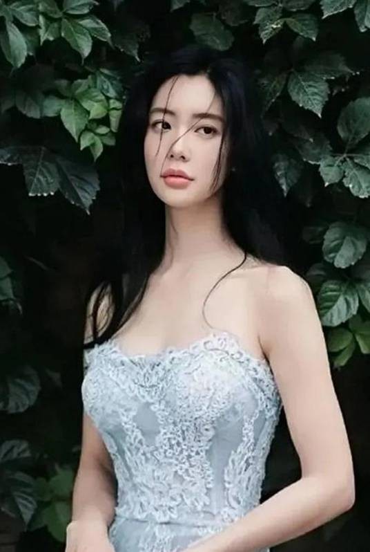 克拉拉(英国籍亚裔女演员)