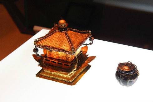 金盖玛瑙罐