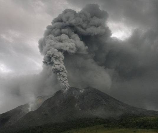 印尼锡纳朋火山喷发