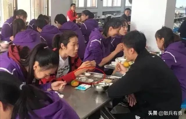 朱婷荣归故里,回河南老家排队吃食堂并主动刷碗,如何评价她的行为?