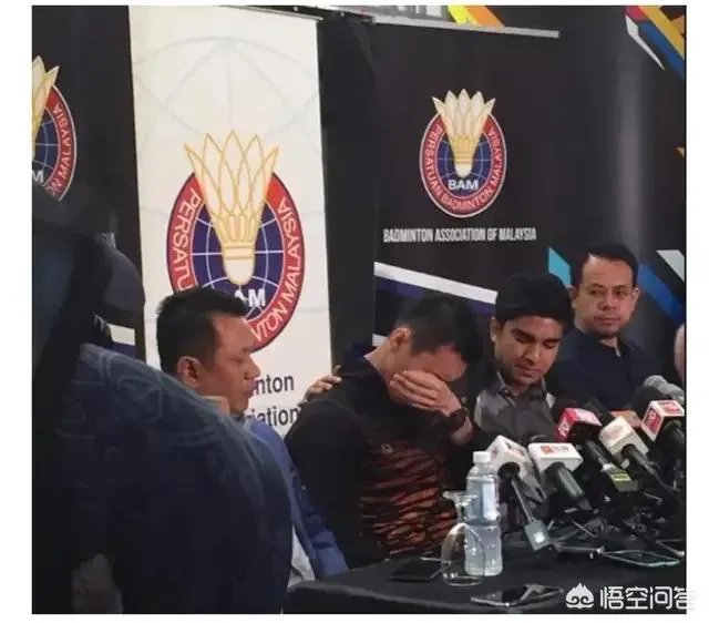 林李大战谢幕!李宗伟含泪退役,林丹发文:独自上场没人陪我了。如何评价两人关系?