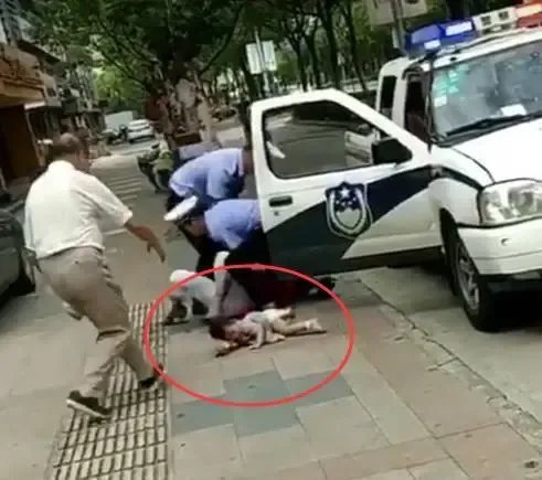 防疫人员将男子压在地,涉事民警道歉,为何总有此类事件发生?
