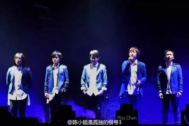 第一个在鸟巢开个人演唱会的歌手是谁?