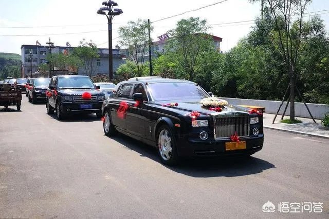 老头老太拦婚车讨“喜钱”并且只认一百块,你怎么看?