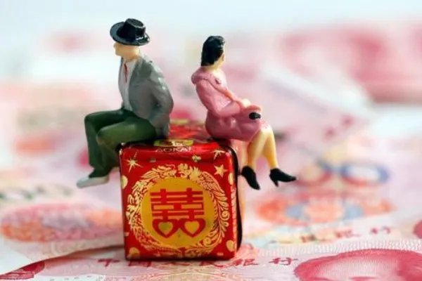 如何看待江西鄱阳一订婚仪式摆巨额现金彩礼被黑榜通报?