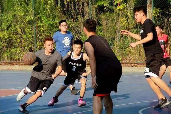 大学生撞伤横穿球场老人被判不担责,你支持这个判决吗?