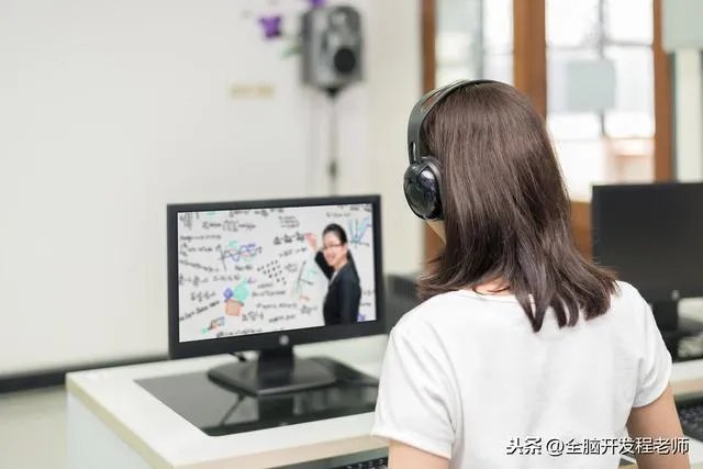 如今线上教育很火,大家觉得录播课和直播课哪个学习效果好?