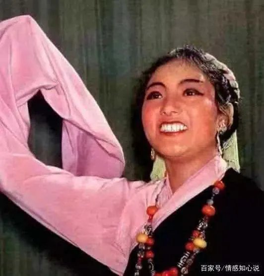 “50岁未婚,败光上亿家产”:韩红的背后,到底有怎样的心酸?