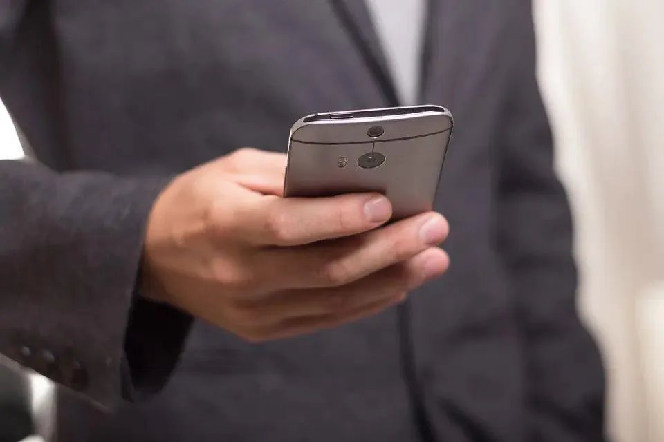 小学生让骗子自挂电话,我们在面对诈骗电话该如何做?