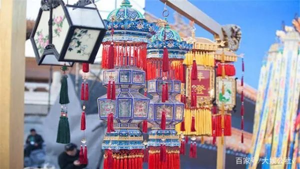 故宫“天灯”复原品拍出千万天价,为什么能卖这么贵?人傻钱多?
