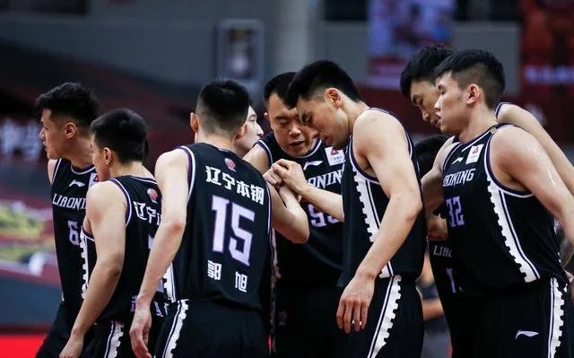 李晓旭受伤后,赵继伟怒砸地板,杨鸣眉头紧锁,为何总经理李洪庆却累到打哈欠?