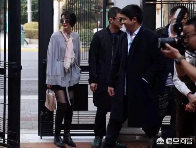 李亚鹏的新女友长得很像香港街头唱歌的小龙女,但是看介绍觉得应该不是,有知情的吗?