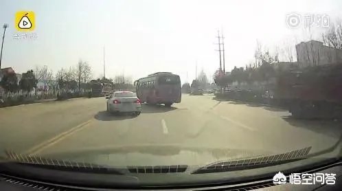 周口宝马大巴斗气互别,双方为了怄气互相别挡,你怎么看?