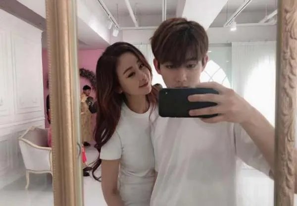 结束离婚风波后,咸素媛疯狂晒老公秀恩爱,陈华爱不爱她呢?