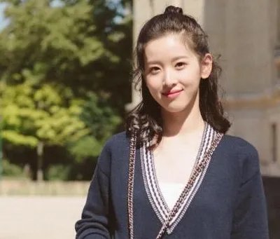 比刘强东大五岁的丈母娘长啥样,看到照片后与章泽天合照像姐妹,有多漂亮?