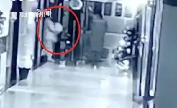 贵州女子为取悦情人,装护士偷小孩,仅获刑22个月,你怎么看?