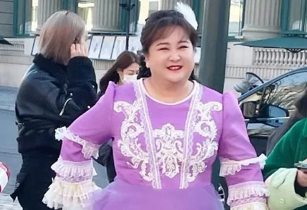 贾玲穿紫色公主裙录综艺被偶遇,贾玲是个平易近人的艺人吗?