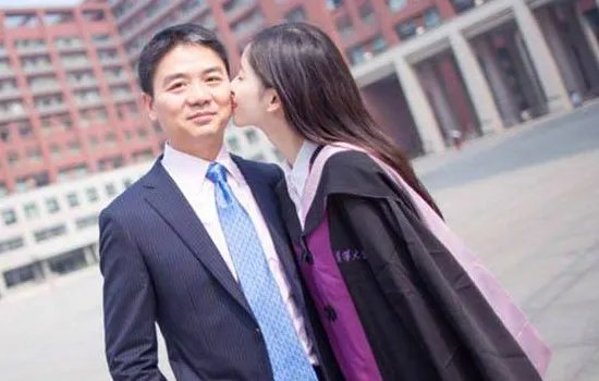 高颜值的奶茶妹,为何会与比自己大19的刘强东结婚?