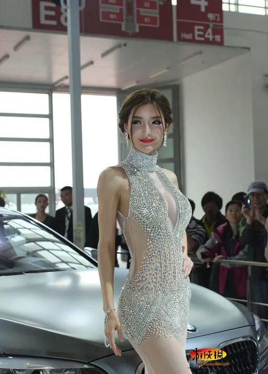 2012北京车展一大亮点 李颖芝的透视齐X小钻裙
