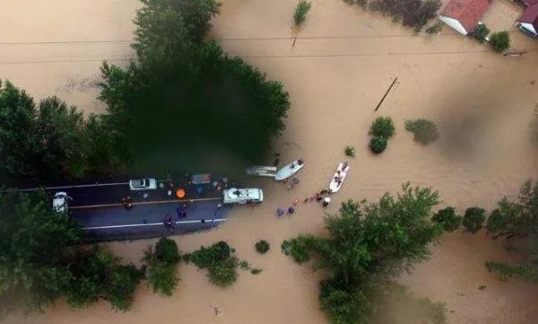 台风掀起12米狂浪,对涉及地区有何影响?
