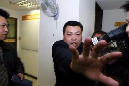 记者采访为何遭掌掴?