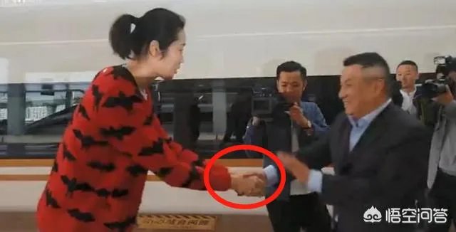 朱婷荣归故里,回河南老家排队吃食堂并主动刷碗,如何评价她的行为?