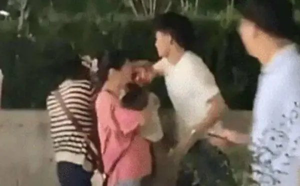 男子因彩礼当街暴打女友是怎么回事?