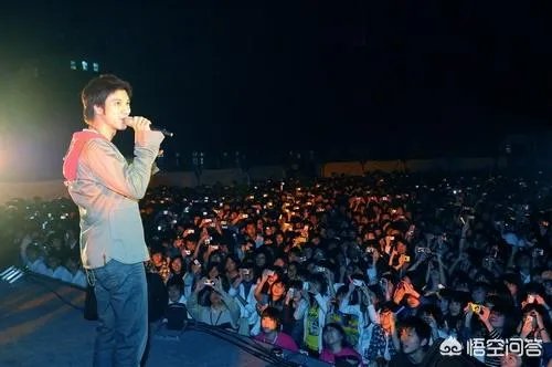 第一个在鸟巢开个人演唱会的歌手是谁?