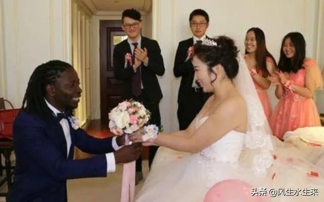 女儿和非洲小伙离婚了,孩子留给男方好还是留给女方好?