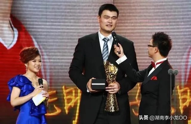 跟姚明合影,如何站位才能避免尴尬?