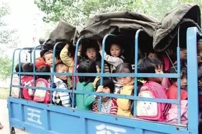 中国校车冲破墙面~完好无损~孩子的福音~中国的希望!