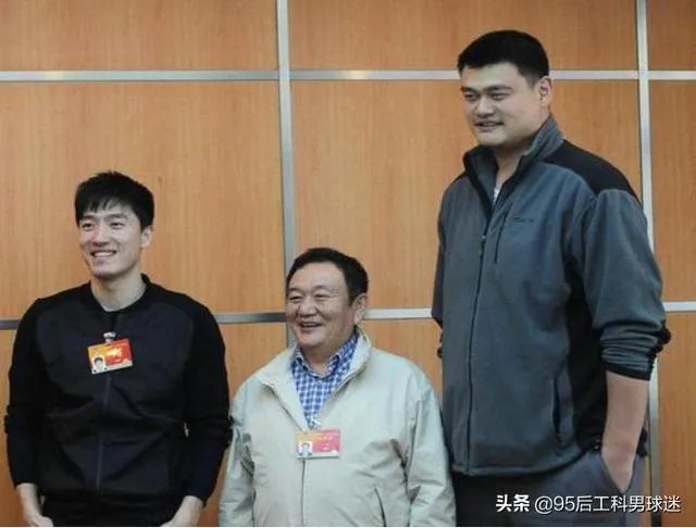 跟姚明合影,如何站位才能避免尴尬?