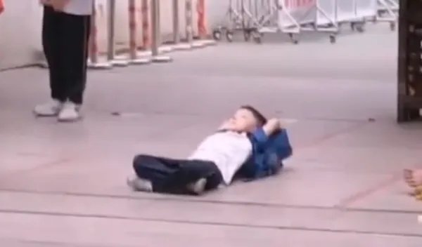 小学生放学为何会躺校门口等家长？