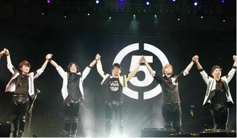 第一个在鸟巢开个人演唱会的歌手是谁?