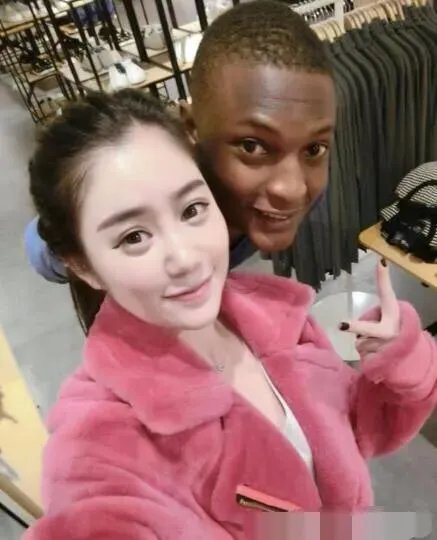 女儿和非洲小伙离婚了,孩子留给男方好还是留给女方好?