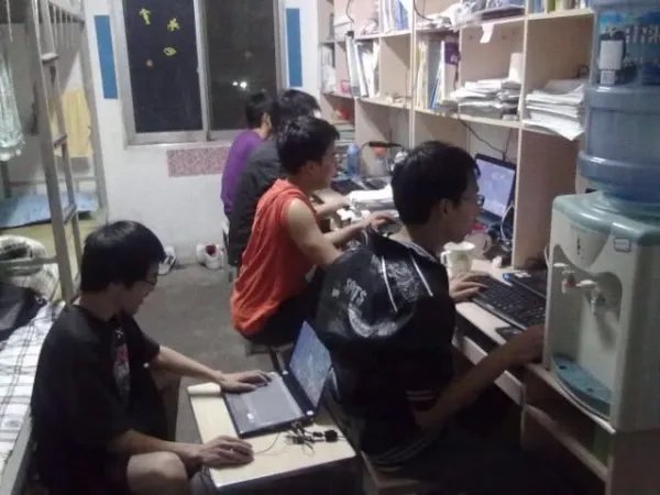 当代大学生现状，80%空闲时间蜗居宿舍，真的是因为沉迷游戏吗