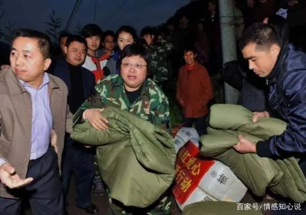 “50岁未婚,败光上亿家产”:韩红的背后,到底有怎样的心酸?