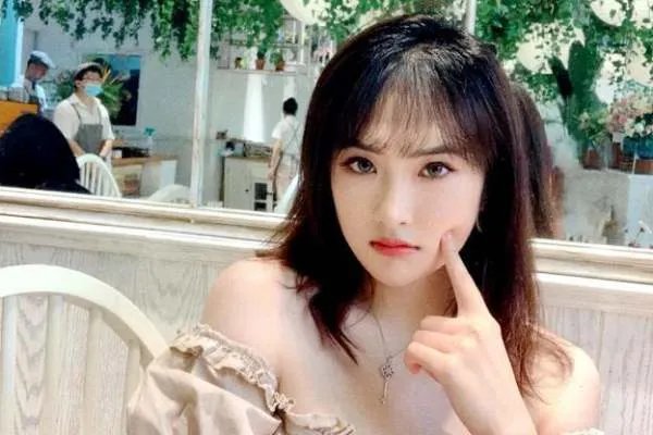 “华为二公主”姚安娜出道，为什么网友只喜欢她的姐姐孟晚舟？