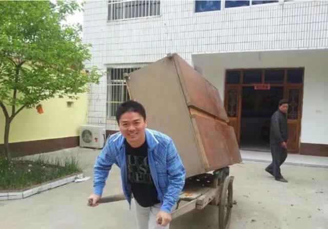 刘强东当村长,以一万工资聘老师,那平石头村的学校应该建成什么样?