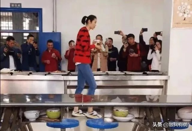 朱婷荣归故里,回河南老家排队吃食堂并主动刷碗,如何评价她的行为?