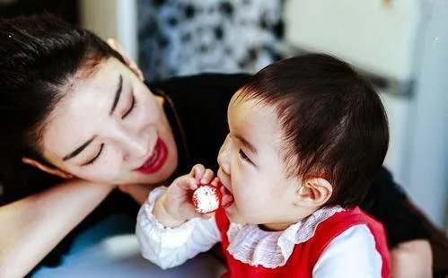 黄奕离婚后靠什么生活?