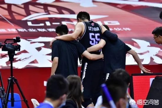 李晓旭受伤后,赵继伟怒砸地板,杨鸣眉头紧锁,为何总经理李洪庆却累到打哈欠?
